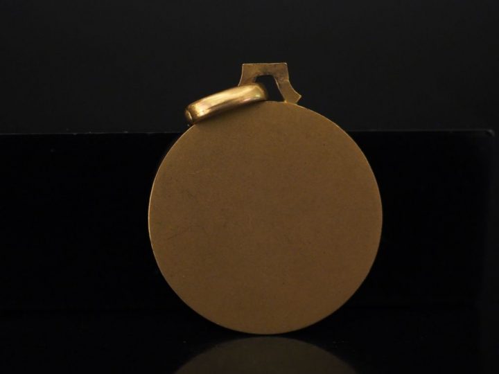 Médaille religieuse en or jaune, figurant le Christ à la couronne d'ép