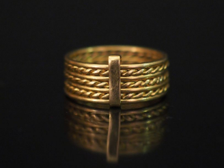 Vente aux enchères Bague semainier en or jaune, composée d'anneaux torsadés et lisses alt