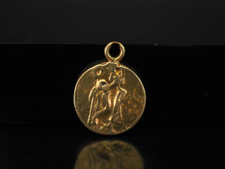 Médaille religieuse en or jaune, figurant Saint Jean-Baptiste portant 