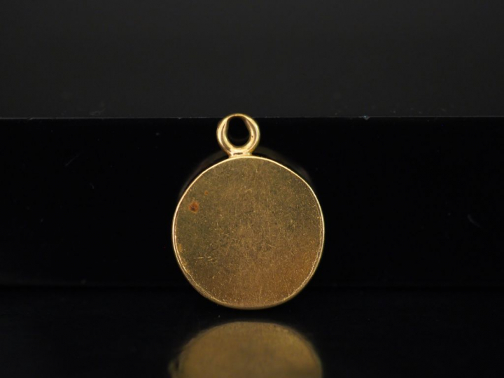 Médaille religieuse en or jaune, figurant Saint Jean-Baptiste portant 