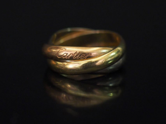 Vente aux enchères CARTIER, Trinity  Bague trois anneaux en or de trois couleurs.  Signée