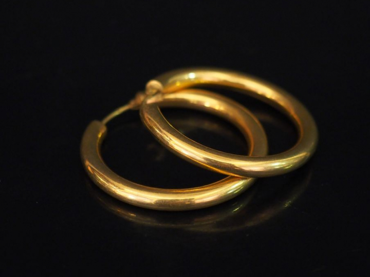 Paire de créoles en or jaune.  Diam. 2,7 cm Poids. 3,85 g   