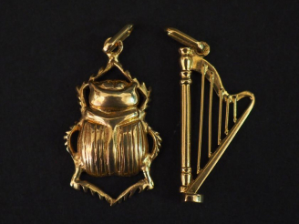 Vente aux enchères Ensemble comprenant :  - un pendentif en or jaune, en forme de harpe. 