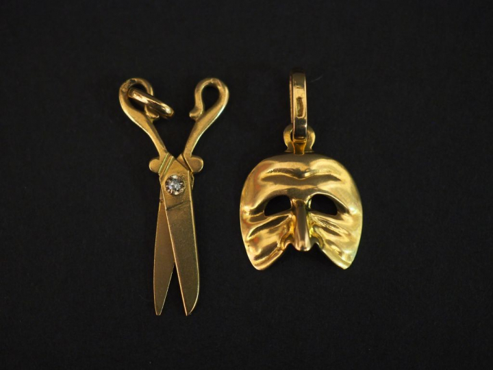 Ensemble comprenant :  - un pendentif en or jaune, en forme de masque.
