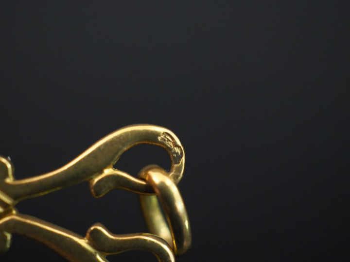 Ensemble comprenant :  - un pendentif en or jaune, en forme de masque.