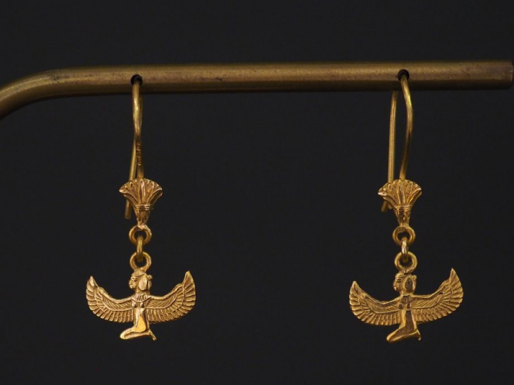 Paire de perces oreilles en or jaune, figurant Isis. H. du motif : 2,2