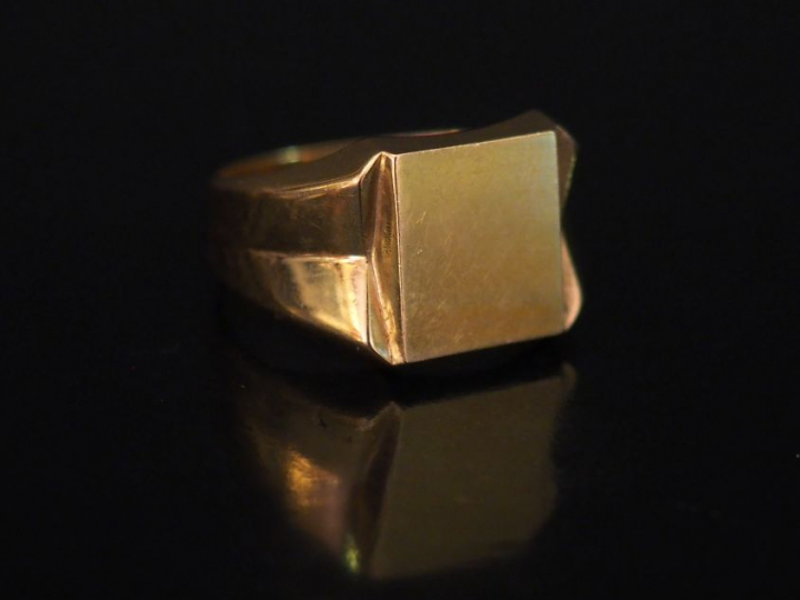 Bague de forme chevalière en or jaune.  TDD. 63 Poids. 7,80   