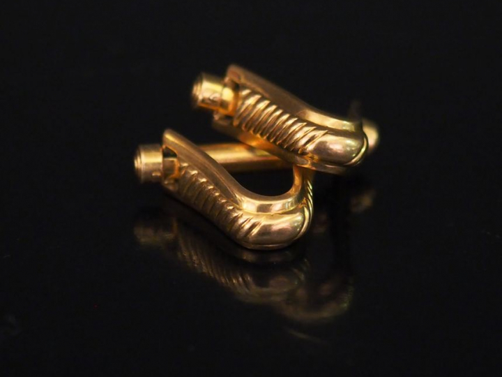 Paire de boutons de manchettes en or jaune, à décor de godrons.  Poids