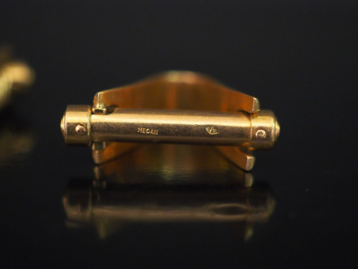 Paire de boutons de manchettes en or jaune, à décor de godrons.  Poids