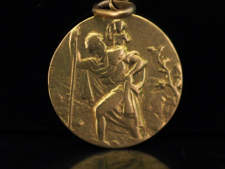 Médaille religieuse en or jaune, figurant Saint Jean-Baptiste portant 