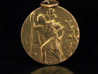 Vente aux enchères Médaille religieuse en or jaune, figurant Saint Jean-Baptiste portant 