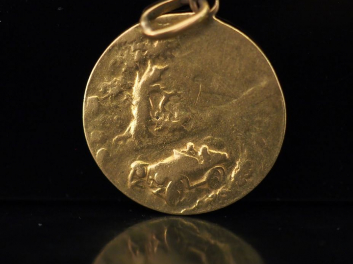 Médaille religieuse en or jaune, figurant Saint Jean-Baptiste portant 