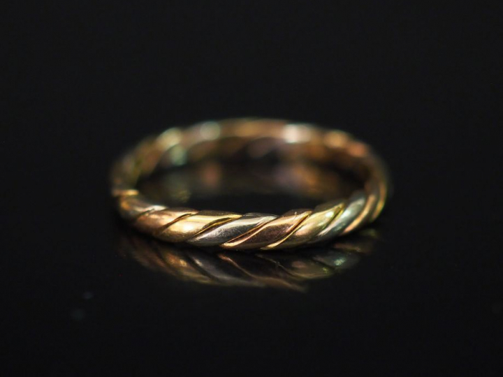 Alliance trois tons d'or, à décor de cotes torses. TDD. 48 Poids. 1,52