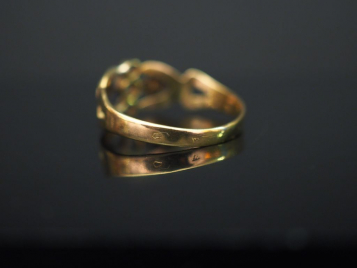 Petite bague en or jaune, à décor stylisé et ajouré. TDD. 56 Poids. 2,