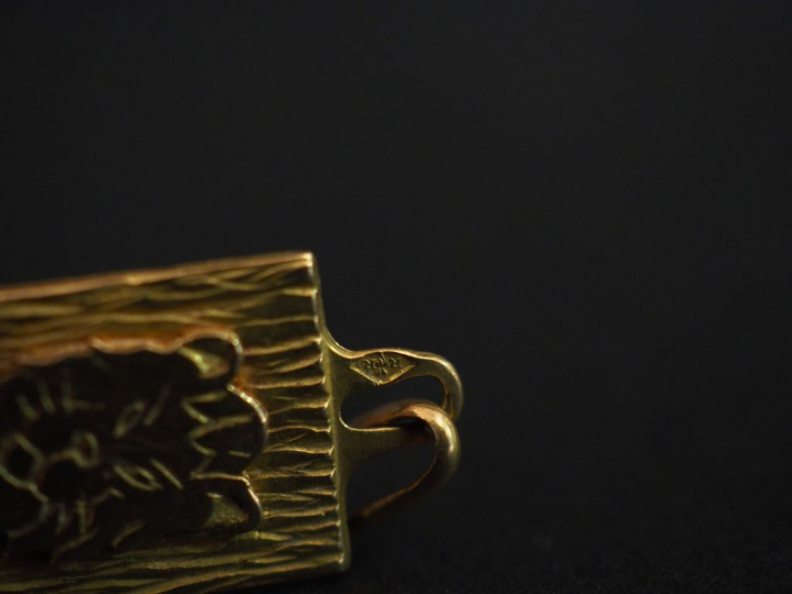 Ensemble comprenant :  - un pendentif de forme rectangulaire en or jau