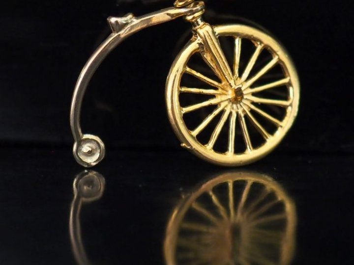 Pendentif en or jaune, en forme de grand bi. 2 x 2 cm Poids. 2,23 g   