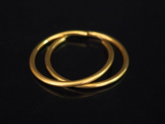 Vente aux enchères Paire de créoles en or jaune. Diam. 3 cm Poids. 2,27 g