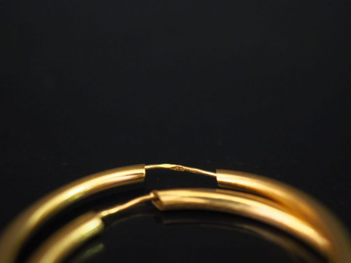 Paire de créoles en or jaune. Diam. 3 cm Poids. 2,27 g