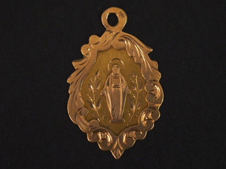 Médaille religieuse en or jaune, figurant la Sainte Vierge en Majesté.