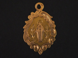 Vente aux enchères Médaille religieuse en or jaune, figurant la Sainte Vierge en Majesté.