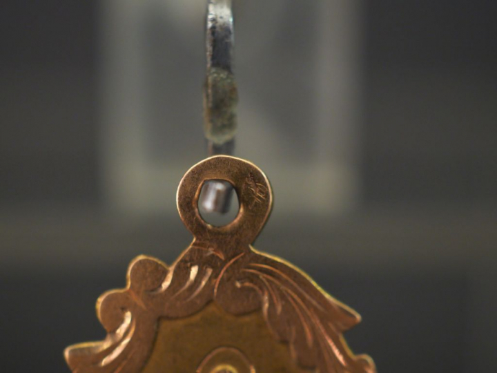 Médaille religieuse en or jaune, figurant la Sainte Vierge en Majesté.