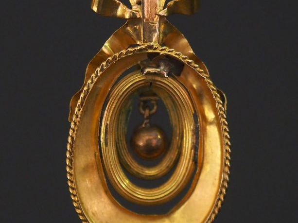 Pendentif de style Louis XVI en or jaune, à décor d'une boule en pende
