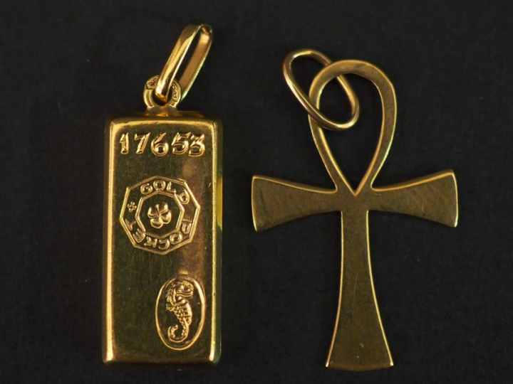 Ensemble comprenant :  - un pendentif en or jaune, en forme de lingot 