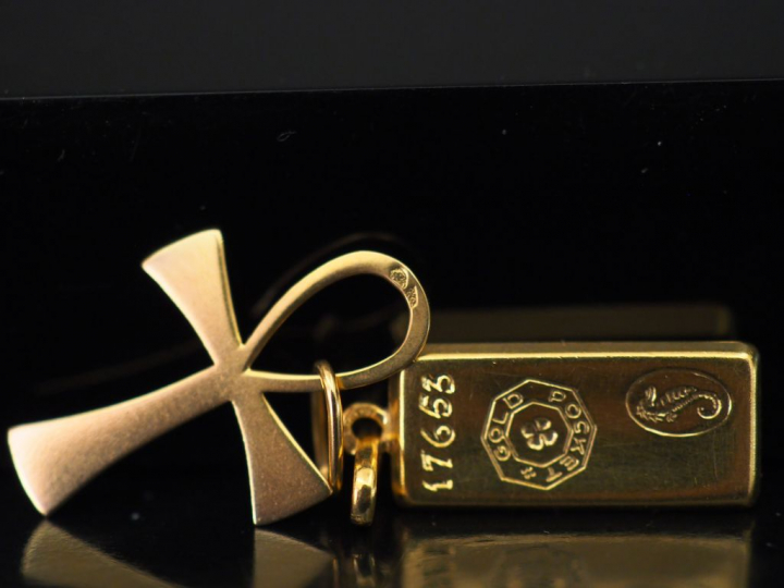 Ensemble comprenant :  - un pendentif en or jaune, en forme de lingot 