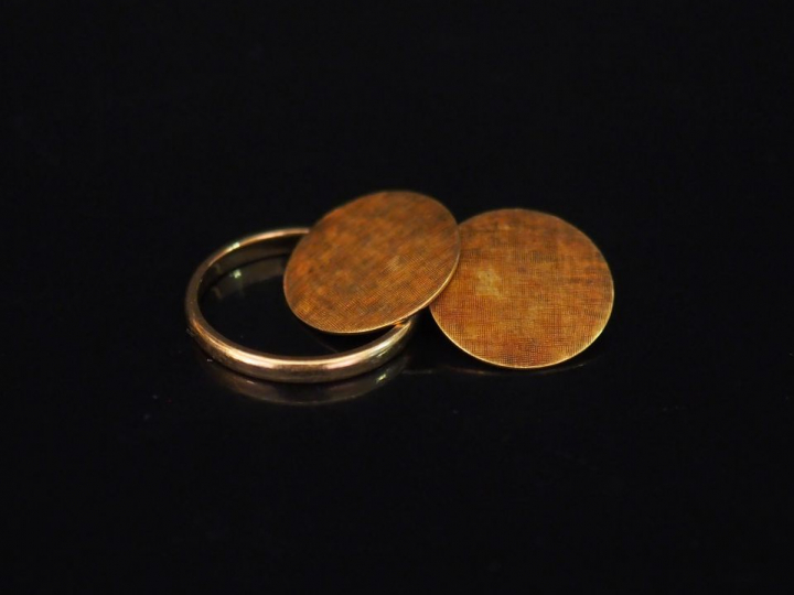 Ensemble comprenant :  - une alliance en or jaune.  TDD. 50 - un bouto