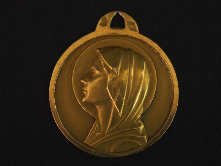 Médaille religieuse en or jaune, figurant la Sainte Vierge de profil. 
