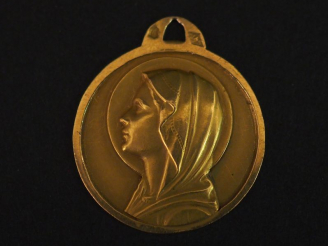 Vente aux enchères Médaille religieuse en or jaune, figurant la Sainte Vierge de profil. 