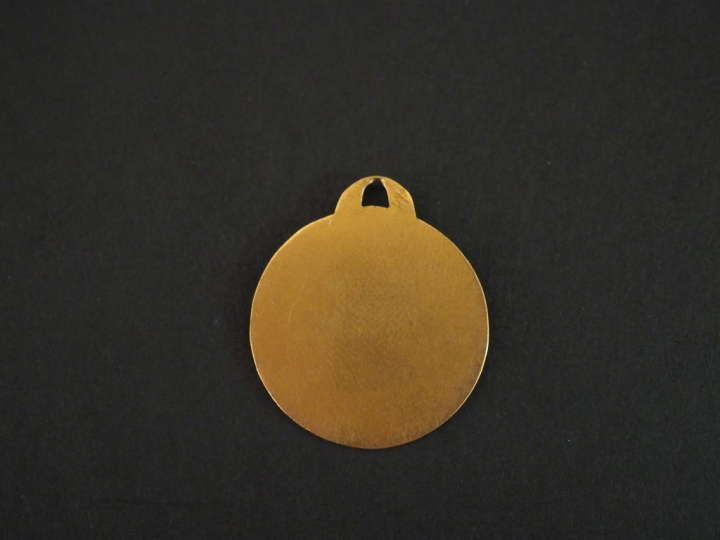 Médaille religieuse en or jaune, figurant la Sainte Vierge de profil. 