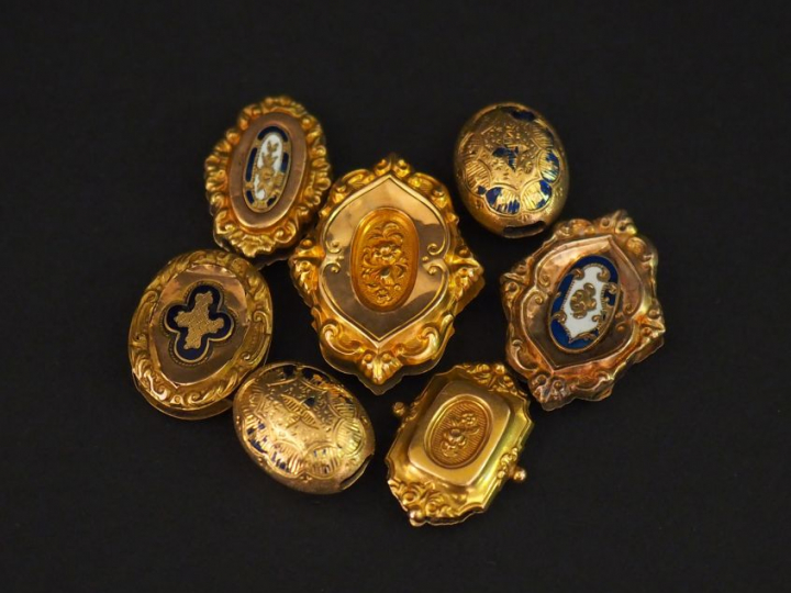 Ensemble comprenant :  - une paire de coulants Napoléon III en or jaun