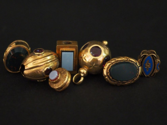 Vente aux enchères Sept coulants (dont une paire) en or jaune, jaspe sanguin, émail polyc