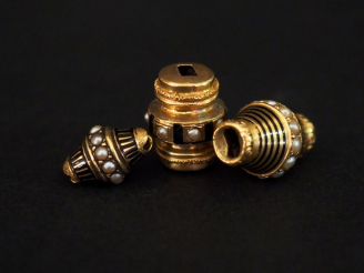 Vente aux enchères Trois coulants Napoléon III en or jaune, petites perles blanches et ém