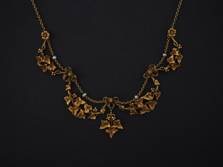 Collier draperie de style Louis XVI en or jaune agrémenté de petites p