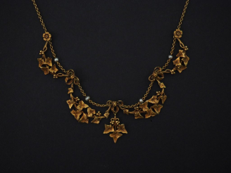 Vente aux enchères Collier draperie de style Louis XVI en or jaune agrémenté de petites p