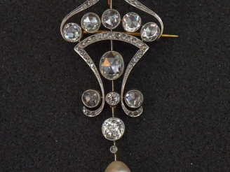 Vente aux enchères Broche/pendentif XIXème ajourée en or jaune, sertie de diamants taillé