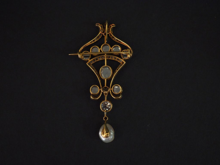 Broche/pendentif XIXème ajourée en or jaune, sertie de diamants taillé