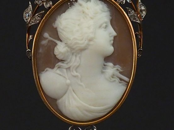 Pendentif Napoléon III de style Louis XVI en or jaune, serti en son ce