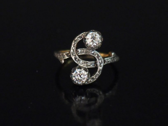 Vente aux enchères Bague "Toi   Moi" en or jaune, sertie de deux diamants taille ancienne