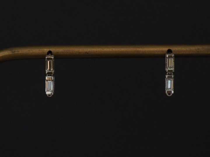 Paire de perces oreilles en or blanc, sertis de deux diamants taille b