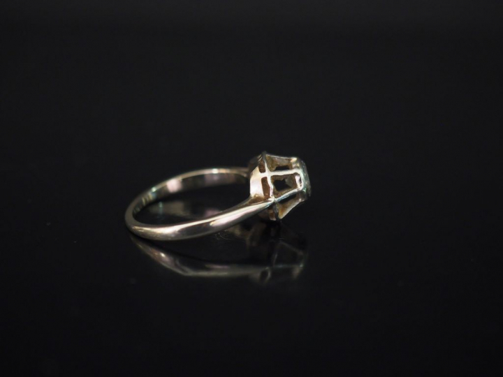 Bague solitaire en or blanc, sertie en son centre d'un diamant de ,04 