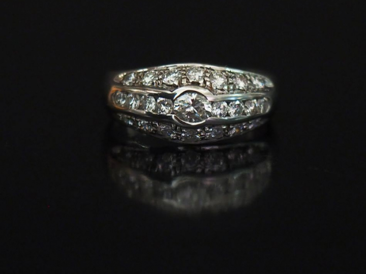 Bague jonc de style Art déco en or blanc, sertie de diamants. TDD. 55 