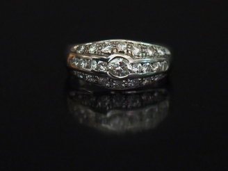 Vente aux enchères Bague jonc de style Art déco en or blanc, sertie de diamants. TDD. 55 