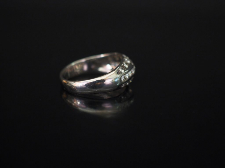 Bague jonc de style Art déco en or blanc, sertie de diamants. TDD. 55 