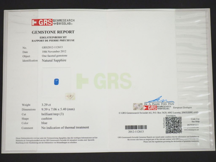 Bague en or blanc, sertie en son centre d'un saphir de 3,29 ct entouré