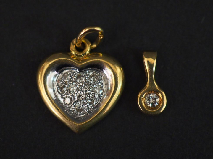 Pendentif en or jaune, en forme de cœur, serti d'un pavage de petits d