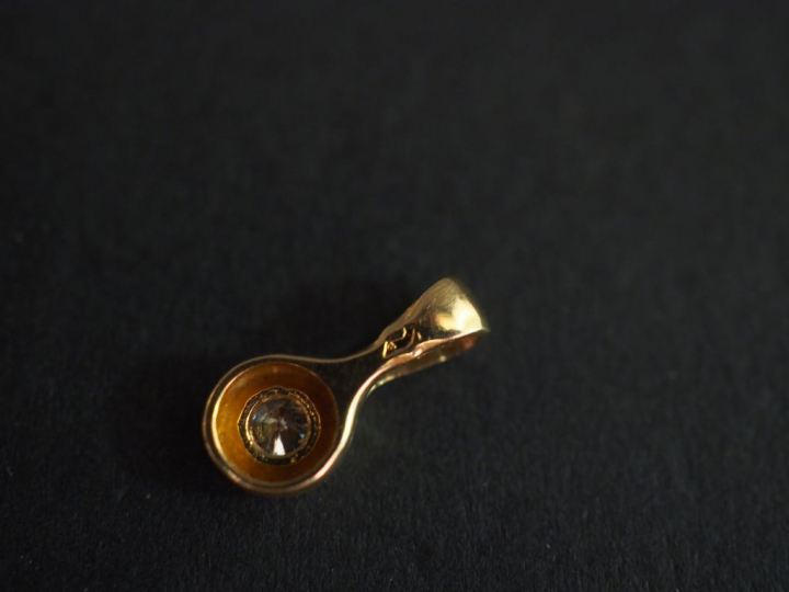 Pendentif en or jaune, en forme de cœur, serti d'un pavage de petits d