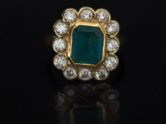 Vente aux enchères Bague de forme marguerite en or jaune, sertie en son centre d'une émer